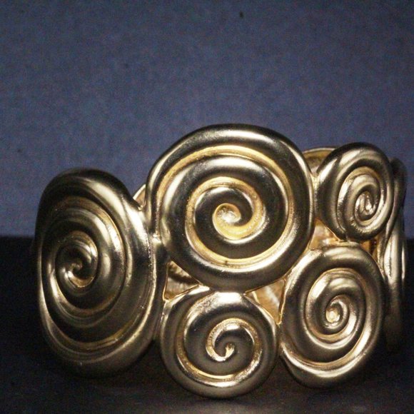 Kenneth Jay Lane Designer Heavy Massive Etruscan Swirl Matte Gold Clamp Bracelet - Picture 5 of 9